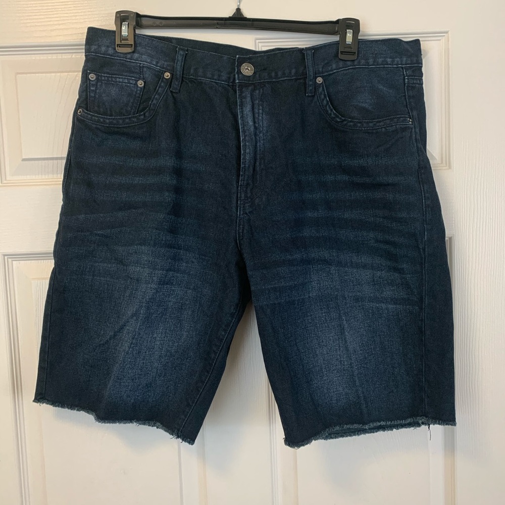 Selling this nice pair of Blue Guess shorts